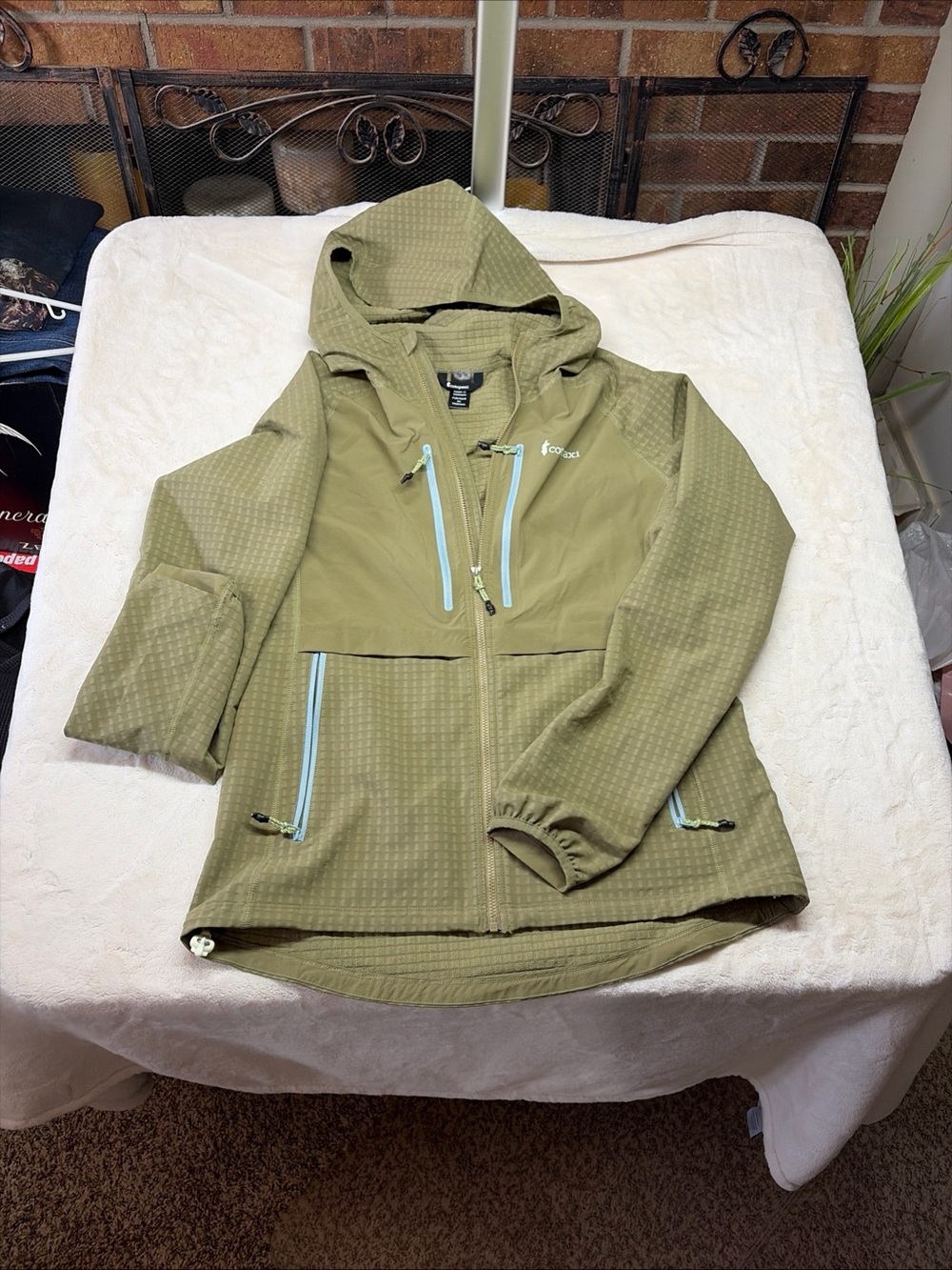Cotopaxi Yermo Lightweight Hooded Jacket Men’s Sz M Green w/ Light Blue Zippers